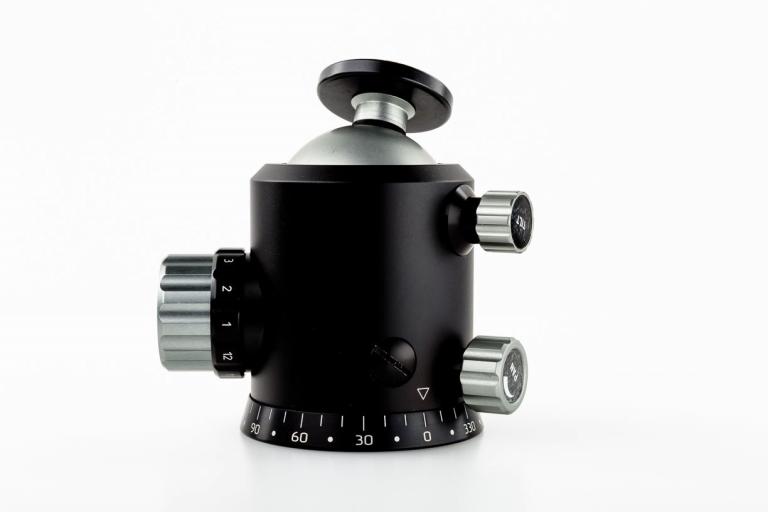 FLM CB-58 FT II mit Friktion und versatzfreier Klemmung der Kugel.