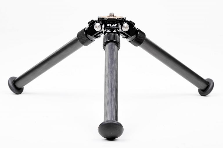 FLM CP-22 Kohlefaserstativ mit vielen Extra-Funktionen - das flexible Stativ dank zweier Zubehörpakete.