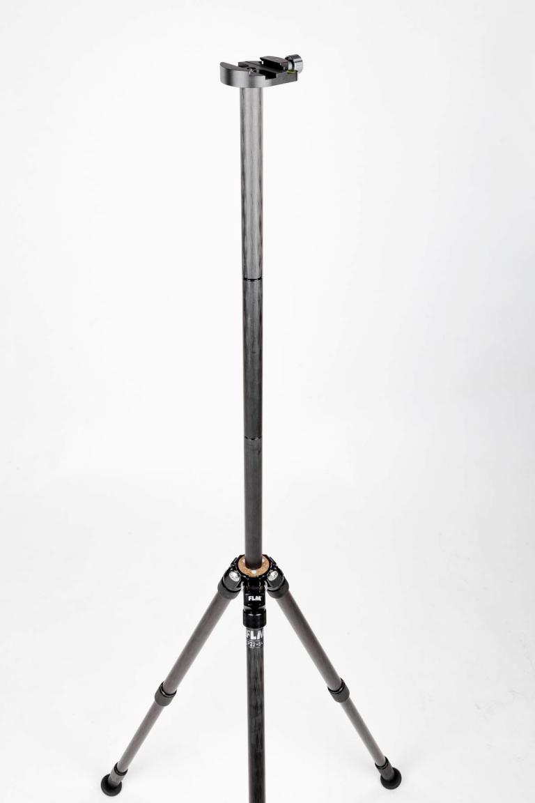 FLM CP-22 Kohlefaserstativ mit vielen Extra-Funktionen - das flexible Stativ dank zweier Zubehörpakete.