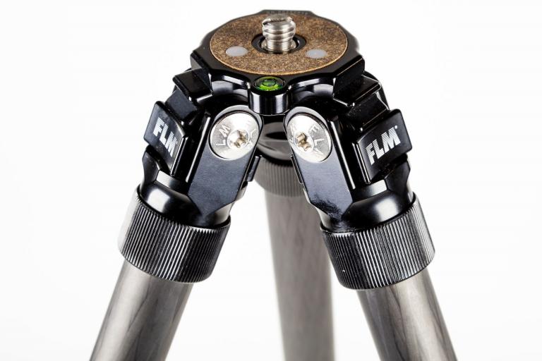 FLM CP-22 Kohlefaserstativ mit vielen Extra-Funktionen - das flexible Stativ dank zweier Zubehörpakete.