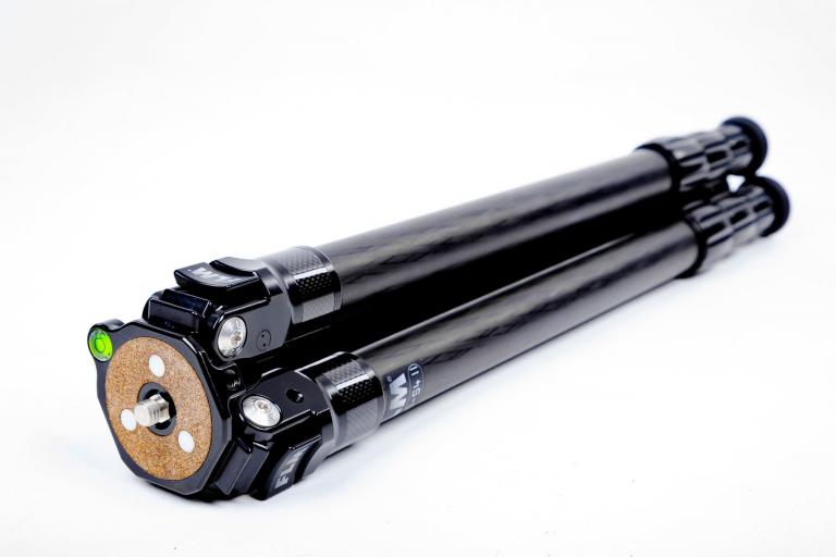 FLM CP-30 S4 II Carbon-Aluminium-Stativ mit drei Beinen.