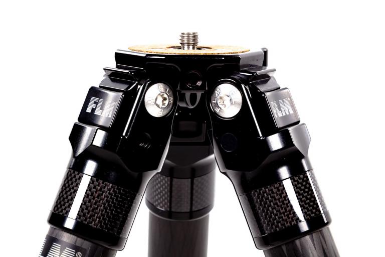 FLM CP-30 S4 II Carbon-Aluminium-Stativ mit drei Beinen.