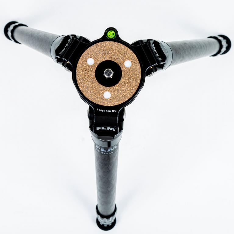 FLM CP-34 L4 II Carbon-Aluminium-Stativ mit drei Beinen.