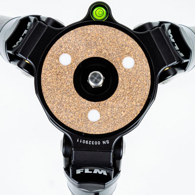 FLM CP-34 L4 II Carbon-Aluminium-Stativ mit drei Beinen.