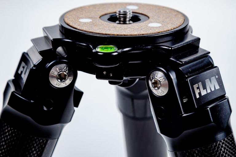 FLM CP-34 L5 II Carbon-Aluminium-Stativ mit drei Beinen.