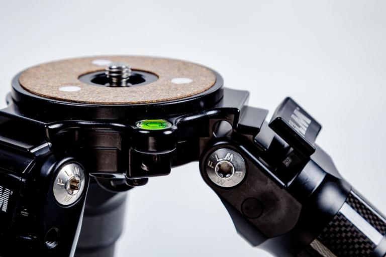 FLM CP-34 L5 II Carbon-Aluminium-Stativ mit drei Beinen.