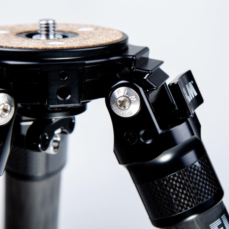 CP-34 II - Serie, Stativschulter mit Beinanschlüssen und Mechanik.