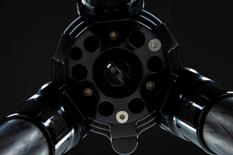 FLM CP-38 L4 II Carbon-Aluminium-Stativ mit drei Beinen.